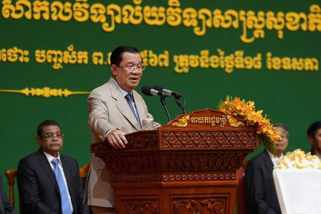 នៅព្រឹកថ្ងៃទី១៨ ខែឧសភា ឆ្នាំ២០២៣ សម្តេចតេជោ ហ៊ុន សែន បានអញ្ជើញជាអធិបតីក្នុងពិធីប្រគល់សញ្ញាបត្រដល់ និស្សិតពេទ្យបញ្ចប់ការសិក្សាពីសាកលវិទ្យាល័យវិទ្យាសាស្ត្រសុខាភិបាលចំនួន ១,៣៩៦នាក់ដែលធ្វើឡើងនៅសណ្ឋាគារសុខាភ្នំពេញ។